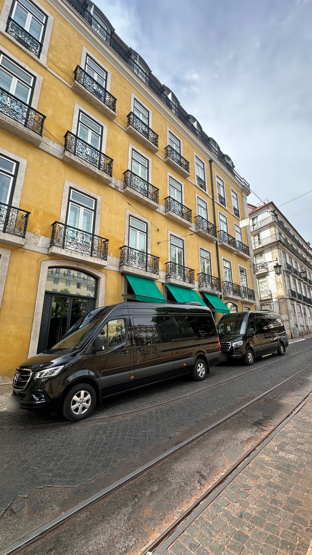 Dois Mercedes Sprinter em rua histórica de Lisboa