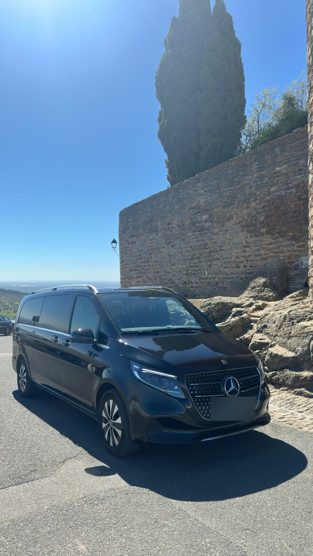 Mercedes Classe V nas muralhas de Monsaraz, Alentejo