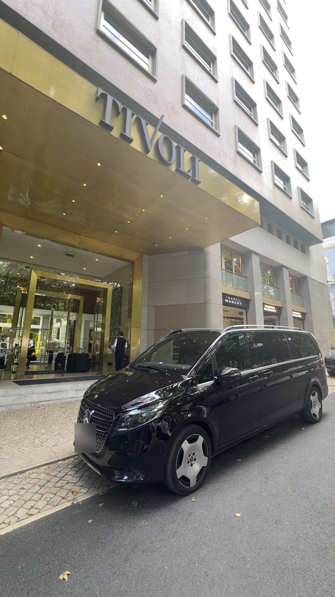 Mercedes Classe V à porta do Hotel Tivoli, Avenida da Liberdade
